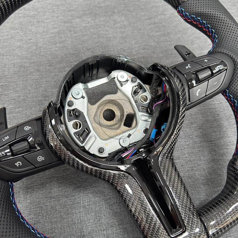Suitable for BMW F30 F10 F31 F20 F25 F22 F36 F33 F32 F80 F82 F11 F18 F01 F90 E90 carbon fiber steering wheel